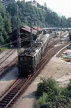 144 507-1 rangiert im Mai 1980 mit einer Schwestermaschine ein paar Reisezugwagen im Bahnhof, bevor sie den E 799 nach Kassel übernehmen. Links ist der Lokschuppen und im Hintergrund sind die Ladegleise für den Güterverkehr zu erkennen.