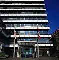 Bürogebäude der Berenberg Bank, das einzige Gebäude außerhalb der Bauflucht und ohne helle Fassade.