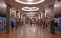 Mittelhalle mit Rolltreppen als Aufgang in der Mitte und rechts und Niedergang links