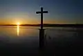 Holzkreuz im flachen Uferwasser bei Berg zur Erinnerung an den Tod von König Ludwig II.