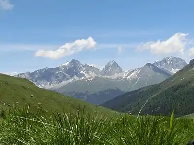 Mit Piz Mitgel, Tinzenhorn, Pizza Grossa und Piz Ela (v. l. n. r.), aufgenommen von Val Schmorras.