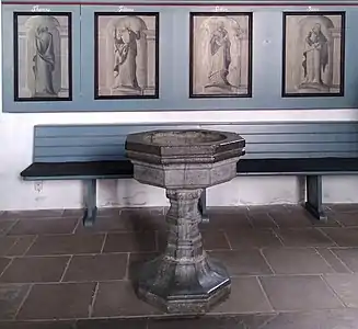 Taufbecken vor dem Predigergestühl
