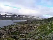 Ein Abschnitt der Bergen-Bahn bei Finse auf der Hardangervidda. Der im Bild gezeigte Abschnitt ist mittlerweile durch einen Tunnel ersetzt worden.