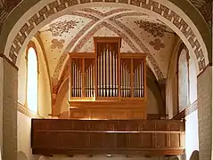 Orgel von 1997 und Holzbrüstung der Orgelempore von 1672