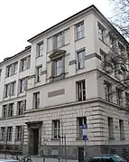 Nr. 36: Volksschule, 1889/91 von Friedrich Löwel und Carl Hocheder erbaut.