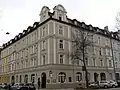 Nr. 66: neubarocker Eckbau zur Ridlerstraße, 1898–99 von Anton Wörz erbaut