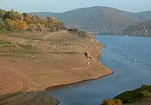Dorfstelle mit Steinresten