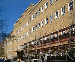 Die Fassade im Jahr 2010, gerade eingerüstet