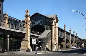 Bülowstraße, Berlin (1902):Jugendstil-Hochbahnhof, vereinfachter Wiederaufbau nach KriegsschadenEntwurf: Bruno Möhring