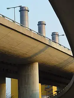 Das ehemalige Autobahnkreuz Wilmersdorf von unten(im Hintergrund das Kraftwerk Berlin-Wilmersdorf)