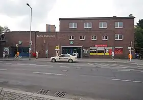 Bahnhofsgebäude mit Eingang