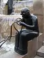 Weltkugelbrunnen, Bronzefigur Harry, der Dreher (volkstümlich: Harry, der Schweißer)