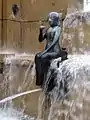 Weltkugelbrunnen, Bronzefigur Die Eitelkeit 