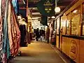 Ehema­liger „Berliner Floh­markt“ auf dem oberen Bahn­steig, 1983