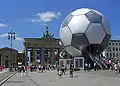 Der Fußball-Globus vor dem Brandenburger Tor in Berlin