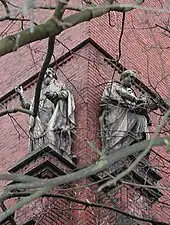 Evangelisten Lukas und Matthäus am Turm