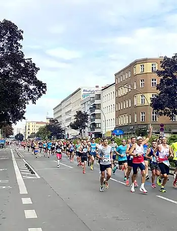 Teilnehmerfeld bei km 16 (Kottbusser Damm/U-Bahnhof Schönleinstraße)