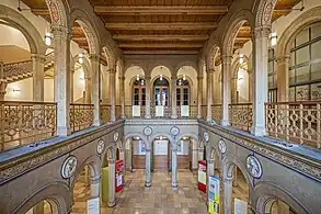 Eingangshalle mit Original-Interieur