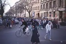 DDR-Bürger beim Schlangestehen für das Begrüßungsgeld, Mitte November 1989