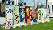 Segment der Berliner Mauer, vom Wende Museum installiert, vor dem Wolkenkratzer 5900 Wilshire Boulevard in Los Angeles