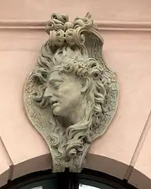 Relief mit à jour gearbeiteten Locken. Zeughaus, Berlin, „Kopf eines sterbenden Kriegers“ (1697) von Andreas Schlüter.