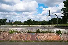 Platz des Sports mit Einfassung aus Cortenstahl und Blick auf den Gasometer