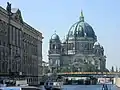Berliner Dom von der Spree aus gesehen, links der Neue Marstall