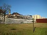 Mauerrest im abgeräumten Teil des Friedhofs