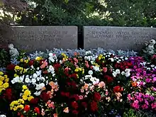 Bernhard Berghaus (1896–1966) Rüstungsunternehmer. Familiengrab auf dem Friedhof Witikon, Zürich. Edmond Saran (* 8. November 1934; † 14. März 1986), Odette Saran (* 18. September 1911; † 5. Januar 1999), Bernhard Viktor Berghaus (* 11. Dezember 1937; † 18. August 2010), Bernhard Viktor Berghaus (* 11. Dezember 1937; † 18. August 2010), Lillyclaire Edmee Berghaus-Saran (1939–2020).