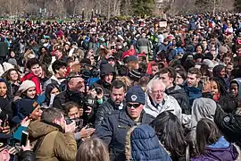 Der Präsidentschaftskandidat Bernie Sanders inmitten von Protestierenden vor dem Kapitol (Washington)