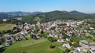 Südansicht von Bernstein mit der Burg links im Hintergrund