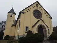 Kirche (Teile zwischen 1150 und 1200 erbaut) mit romanischem Westturm