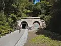 Renovierte Tunnelmünder Südportal, links Weströhre mit Radweg