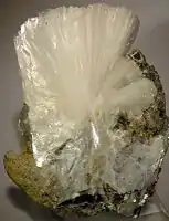 Garbenförmiges Mineral-Aggregat aus tafeligen Bertranditkristallen aus dem Golconda-Pegmatit bei Governador Valadares, Brasilien(Größe: 5,3 cm × 4,1 cm × 2,7 cm)