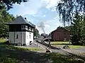 Blick auf Stellwerk und Lokschuppen vom Gleis aus Oybin