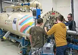Beschleunigertank VERA mit Studenten