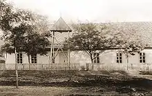 Bessarabiendeutsches Bethaus in Hannowka mit separatem Glockenturm, etwa 1940