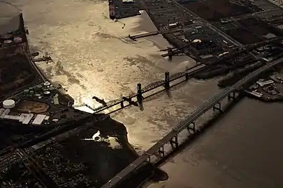 Luftaufnahmen der Betsy Ross Bridge und der benachbarten Delair Bridge (2015)