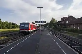Bahnhofsgebäude und Gleisanlage (2017) vor dem Umbau