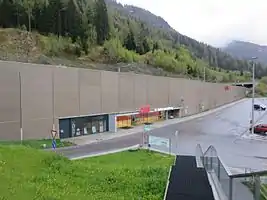 Straßenseite des neuen Bahnhofs, im Hintergrund das Ostportal des Arlbergtunnels.