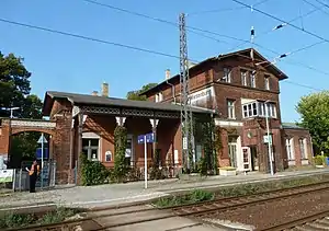Empfangsgebäude des Bahnhofs, Bahnsteigseite.