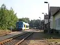 Triebwagen der Freiberger Eisenbahn beim Halt im Bahnhof (2016)