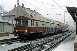 Doppel­stock­steu­er­wa­gen im 1986 ein­ge­führ­ten Son­der­an­strich für Berlin