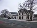 Saniertes Em­pfangs­ge­bäu­de, Straßenseite (2016)