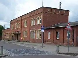 Empfangsgebäude, Straßenseite