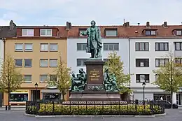 Theodor-Heuss-Platz und Denkmal