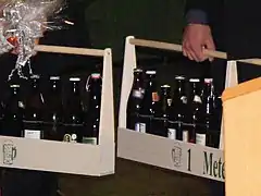 Bierträger „1 Meter Bier“, mit je ca. 14 Flaschen Bier (hier als Geschenkartikel)