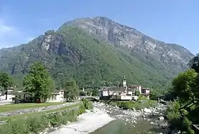 Bignasco am Zusammenflussvon Maggia (rechts) und Bavona