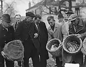 Links ein mit einem Sack zum Wandern abgedeckter Bienenkorb in Amersfoort, 1951