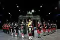 Massed Pipes and Drums vor dem Brandenburger-Tor-Nachbau